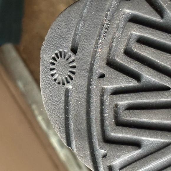 Ugg Australia WOMEN'S Ankle Boot Black Naveah BOW Suede 1012808 Sz 8 - Picture 9 of 16